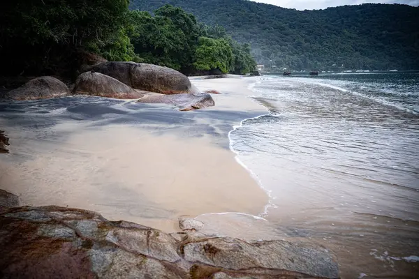 Rio De Janeiro yakınlarındaki Ilha Grande 'de Huzurlu Plaj: Kibar Dalgalar Rocky Outcrops ile Sandy Shore' a vuruyor ve Tropikal Brezilya Cennetindeki yemyeşil tepeler. Yüksek kalite fotoğraf
