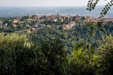 Etrafı yemyeşil ormanlarla çevrili olan Castelmarte 'nin Hilltop Village of Castelmarte: Como, İtalya' daki manzaralı kırsal alan. Yüksek kalite fotoğraf