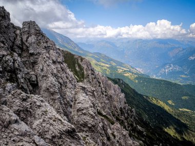 Kuzey İtalya 'nın Lombardiya Bölgesi' nde Grigna Massif 'teki engebeli Alp Tepeleri ve Verdant Vadileri. Yüksek kalite fotoğraf