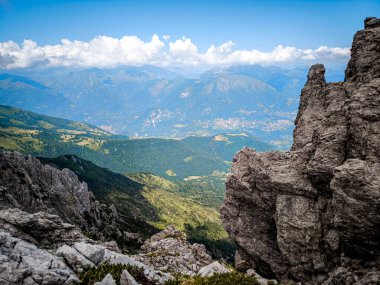 Kuzey İtalya 'nın Lombardiya Bölgesi' nde Grigna Massif 'teki engebeli Alp Tepeleri ve Verdant Vadileri. Yüksek kalite fotoğraf