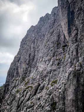 Kuzey İtalya 'nın Lombardiya Bölgesi' nde Grigna Massif 'teki engebeli Alp Tepeleri ve Verdant Vadileri. Yüksek kalite fotoğraf