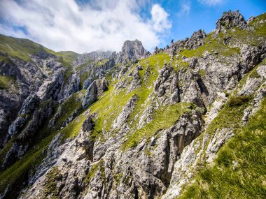 Kuzey İtalya 'nın Lombardiya Bölgesi' nde Grigna Massif 'teki engebeli Alp Tepeleri ve Verdant Vadileri. Yüksek kalite fotoğraf