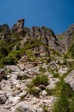 Kuzey İtalya 'nın Lombardiya Bölgesi' nde Grigna Massif 'teki engebeli Alp Tepeleri ve Verdant Vadileri. Yüksek kalite fotoğraf
