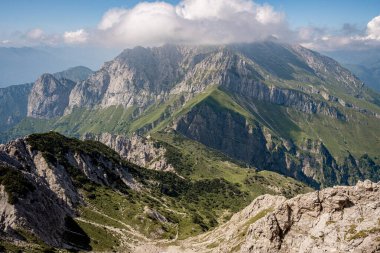 Kuzey İtalya 'nın Lombardiya Bölgesi' nde Grigna Massif 'teki engebeli Alp Tepeleri ve Verdant Vadileri. Yüksek kalite fotoğraf