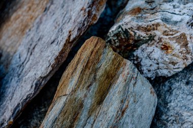 Kaya yüzeyli ve çizgili mineralli taş zemin: Kuzey İtalya 'nın dağlarında yıpranmış jeolojik oluşumun yakın çekimi. Yüksek kalite fotoğraf
