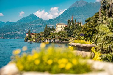 Como Gölü 'ne bakan Villa Manastırı' nın bereketli Botanik Bahçesi: Akdeniz Flora ve Alp Sahnesi ile çevrili zarif Tarihi Konak. Yüksek kalite fotoğraf