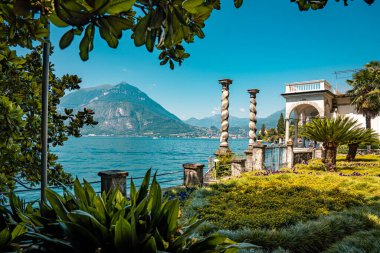 Como Gölü 'ne bakan Villa Manastırı' nın bereketli Botanik Bahçesi: Akdeniz Flora ve Alp Sahnesi ile çevrili zarif Tarihi Konak. Yüksek kalite fotoğraf