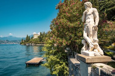 Como Gölü 'ne bakan Villa Manastırı' nın bereketli Botanik Bahçesi: Akdeniz Flora ve Alp Sahnesi ile çevrili zarif Tarihi Konak. Yüksek kalite fotoğraf