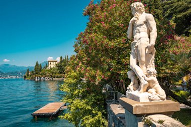 Como Gölü 'ne bakan Villa Manastırı' nın bereketli Botanik Bahçesi: Akdeniz Flora ve Alp Sahnesi ile çevrili zarif Tarihi Konak. Yüksek kalite fotoğraf