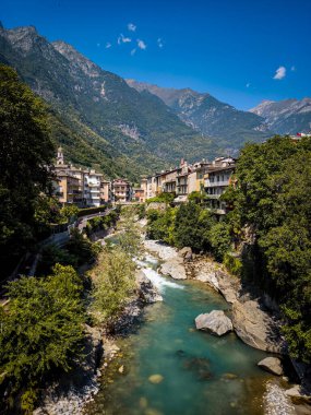 Renkli Riverside Binaları ve Taş Köprüleri olan tarihi Chiavenna Kasabası: Yeşil Dağlar ve Akan Nehir Arasında Yerleşmiş Manzaralı İtalyan Köyü. Yüksek kalite fotoğraf