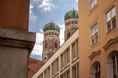 Münih 'teki Sevgili Leydimizin İkonik Katedrali: Marienplatz yakınlarında Parlak Mavi Gökyüzü Altında Görkemli İkiz Binalar Yükseliyor. Yüksek kalite fotoğraf
