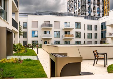 Freiham Münih Bavyera 'daki Modern Mimari: Geometrik cepheli Minimalist Bina, Büyük Pencereler ve Bulutlu Gök Altındaki Küçük Ağaç. Yüksek kalite fotoğraf