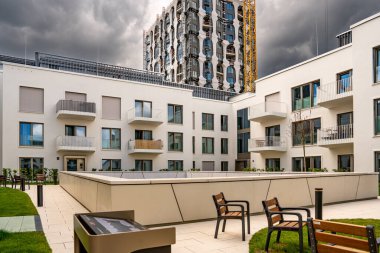 Freiham Münih Bavyera 'daki Modern Mimari: Geometrik cepheli Minimalist Bina, Büyük Pencereler ve Bulutlu Gök Altındaki Küçük Ağaç. Yüksek kalite fotoğraf