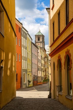 Wasserburg Am Inn 'deki renkli Dar Sokak, canlı cepheler ve güneşli Bavyera Gökyüzünün altındaki tarihi kule. Yüksek kalite fotoğraf