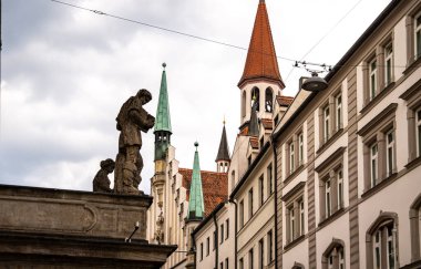 Marienplatz yakınlarında Münih 'teki Tarihi Oyuncak Müzesi: Kırmızı Çatılı ve Yeşil Spire çerçeveli Eski Kule dramatik Bulutlu Gökyüzüne Karşı Taş Kemer. Yüksek kalite fotoğraf