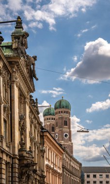 Münih 'teki Sevgili Leydimizin İkonik Katedrali: Marienplatz yakınlarında Parlak Mavi Gökyüzü Altında Görkemli İkiz Binalar Yükseliyor. Yüksek kalite fotoğraf