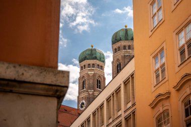 Münih 'teki Sevgili Leydimizin İkonik Katedrali: Marienplatz yakınlarında Parlak Mavi Gökyüzü Altında Görkemli İkiz Binalar Yükseliyor. Yüksek kalite fotoğraf