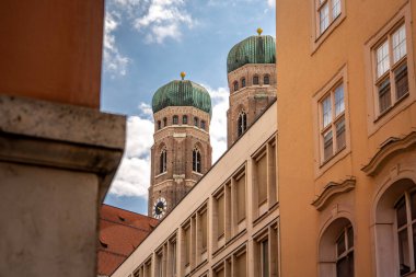 Münih 'teki Sevgili Leydimizin İkonik Katedrali: Marienplatz yakınlarında Parlak Mavi Gökyüzü Altında Görkemli İkiz Binalar Yükseliyor. Yüksek kalite fotoğraf