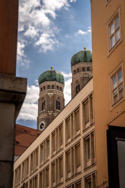 Münih 'teki Sevgili Leydimizin İkonik Katedrali: Marienplatz yakınlarında Parlak Mavi Gökyüzü Altında Görkemli İkiz Binalar Yükseliyor. Yüksek kalite fotoğraf