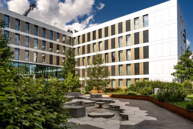 Freiham Münih Bavyera 'daki Modern Mimari: Geometrik cepheli Minimalist Bina, Büyük Pencereler ve Bulutlu Gök Altındaki Küçük Ağaç. Yüksek kalite fotoğraf