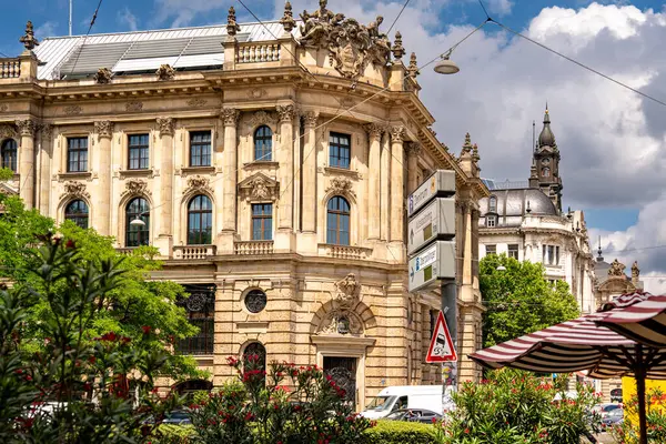 Münih 'teki Barok Mimari: Heykel Yüzlü Süslü Tarihi Bina, Kemerli Pencereler, Dekoratif Sütunlar ve Mavi Gökyüzü Altında Bulutlu Taş Detayları. Yüksek kalite fotoğraf