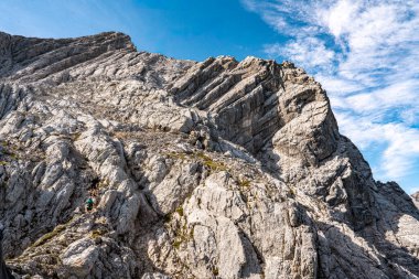 Bavyera Alplerindeki Ferrata Alpspitze Vadisi 'nin Rocky bölümü dramatik uçurumlar ve Mavi Gök Altındaki Dağ Tepeleri. Yüksek kalite fotoğraf