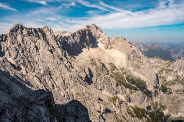 Zugspitze ve Via Ferrata Alpspitze 'den Jubilee Ridge' in manzarası Berrak Mavi Gök Altındaki Bavyera Alpleri 'nin engebeli Rocky Tepeleri. Yüksek kalite fotoğraf