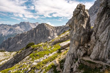 Bavyera Alpleri 'ndeki Alpspitze Via Ferrata' nın başlangıcındaki manzara: Mavi Gök 'ün altındaki dağ tepeleri ve yürüyüş yolu ile engebeli Rocky manzarası. Yüksek kalite fotoğraf