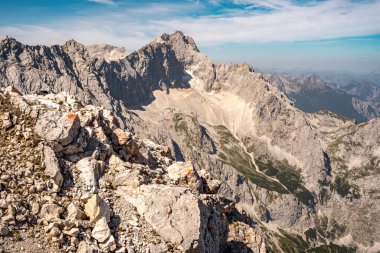 Zugspitze ve Via Ferrata Alpspitze 'den Jubilee Ridge' in manzarası Berrak Mavi Gök Altındaki Bavyera Alpleri 'nin engebeli Rocky Tepeleri. Yüksek kalite fotoğraf