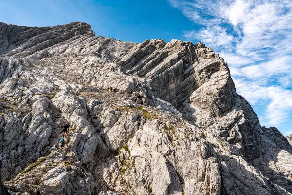 Bavyera Alplerindeki Ferrata Alpspitze Vadisi 'nin Rocky bölümü dramatik uçurumlar ve Mavi Gök Altındaki Dağ Tepeleri. Yüksek kalite fotoğraf