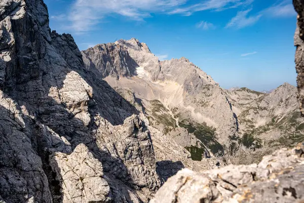 Zugspitze ve Via Ferrata Alpspitze 'den Jubilee Ridge' in manzarası Berrak Mavi Gök Altındaki Bavyera Alpleri 'nin engebeli Rocky Tepeleri. Yüksek kalite fotoğraf
