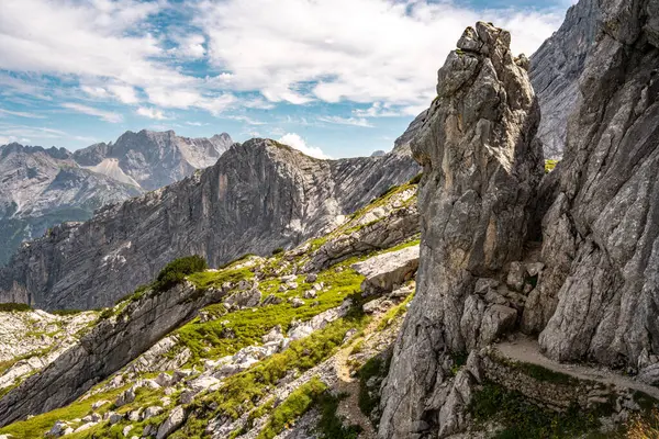 Bavyera Alpleri 'ndeki Alpspitze Via Ferrata' nın başlangıcındaki manzara: Mavi Gök 'ün altındaki dağ tepeleri ve yürüyüş yolu ile engebeli Rocky manzarası. Yüksek kalite fotoğraf