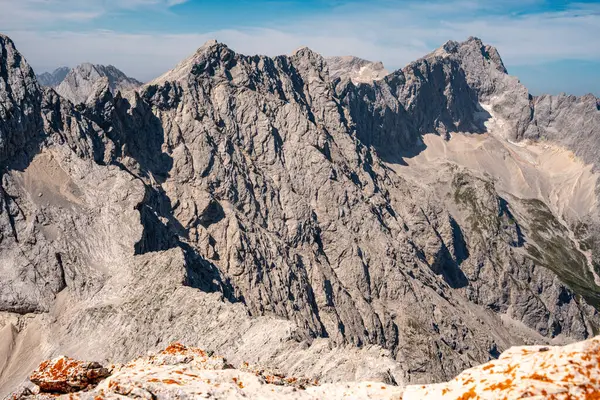 Zugspitze ve Via Ferrata Alpspitze 'den Jubilee Ridge' in manzarası Berrak Mavi Gök Altındaki Bavyera Alpleri 'nin engebeli Rocky Tepeleri. Yüksek kalite fotoğraf
