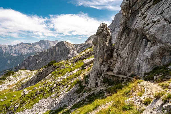 Bavyera Alpleri 'ndeki Alpspitze Via Ferrata' nın başlangıcındaki manzara: Mavi Gök 'ün altındaki dağ tepeleri ve yürüyüş yolu ile engebeli Rocky manzarası. Yüksek kalite fotoğraf