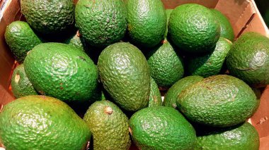 Taze avokadolarla dolup taşan bir süpermarketin tepeden aşağı manzarası..