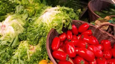 Kamera, süpermarketin taze ürünler reyonunun uçsuz bucaksız genişliğinde yankılanıyor. Doğanın en güzel hediyelerinin büyüleyici bir tablosu gözlerinizin önünde sergileniyor..