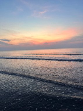 Okyanus dalgaları üzerinde gün doğumu gökyüzü 