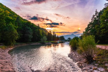 Gündoğumu nehirde dağ