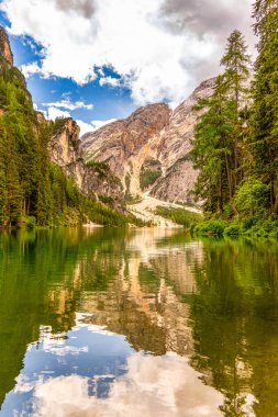 Dağlardaki güzel göl