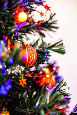 Kapalı - oyuncakları ve süslemeleri olan kırmızı bir noel ağacı. Yeni yıl ve mutlu noeller..