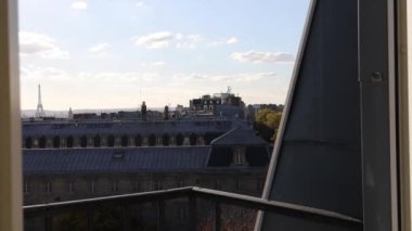 Şehre bakan eski binalarla dolu açık bir pencere. Paris, Fransa  