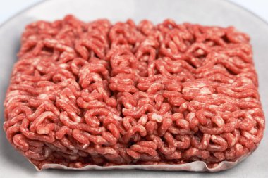 Taze ve çiğ kırmızı et kıyması. Yemek pişirmek için biftek.