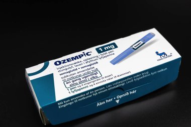 Ozempic insülin enjeksiyon kalemi diyabet ve kilo kaybı için koyu bir arka planda. Kopenhag, Danimarka - 31 Ocak 2025 
