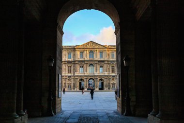 Fransa 'nın merkezindeki Louvre Müzesi - 10 Şubat 2025