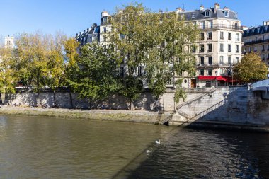 Paris 'in güzel manzarası, binalar ve nehirler. Paris, Fransa - 10 Şubat 2025