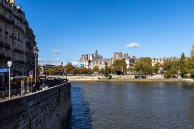 Paris 'in güzel manzarası, binalar ve nehirler. Paris, Fransa - 10 Şubat 2025