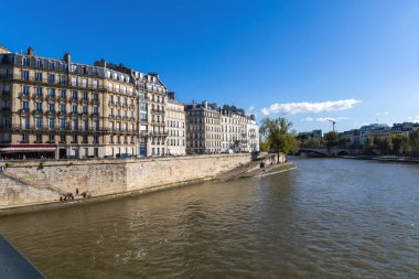Paris 'in güzel manzarası, binalar ve nehirler. Paris, Fransa - 10 Şubat 2025