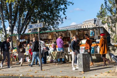 Seine Nehri boyunca ikinci el kitap dükkanları Paris, Fransa - 10 Şubat 2025