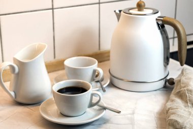 Kahvaltı mutfak masasında taze ekmek ve kahve ile servis edilir. 