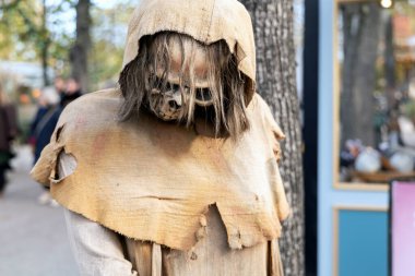 Cadılar Bayramı dekorasyonu için pek dekoratif bir iskelet değil. 